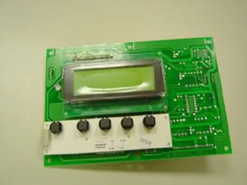 Remeha PCB mit einem LCD-Display und fünf Bedientasten auf einer grünen Leiterplatte, geeignet für Gasgeräte.